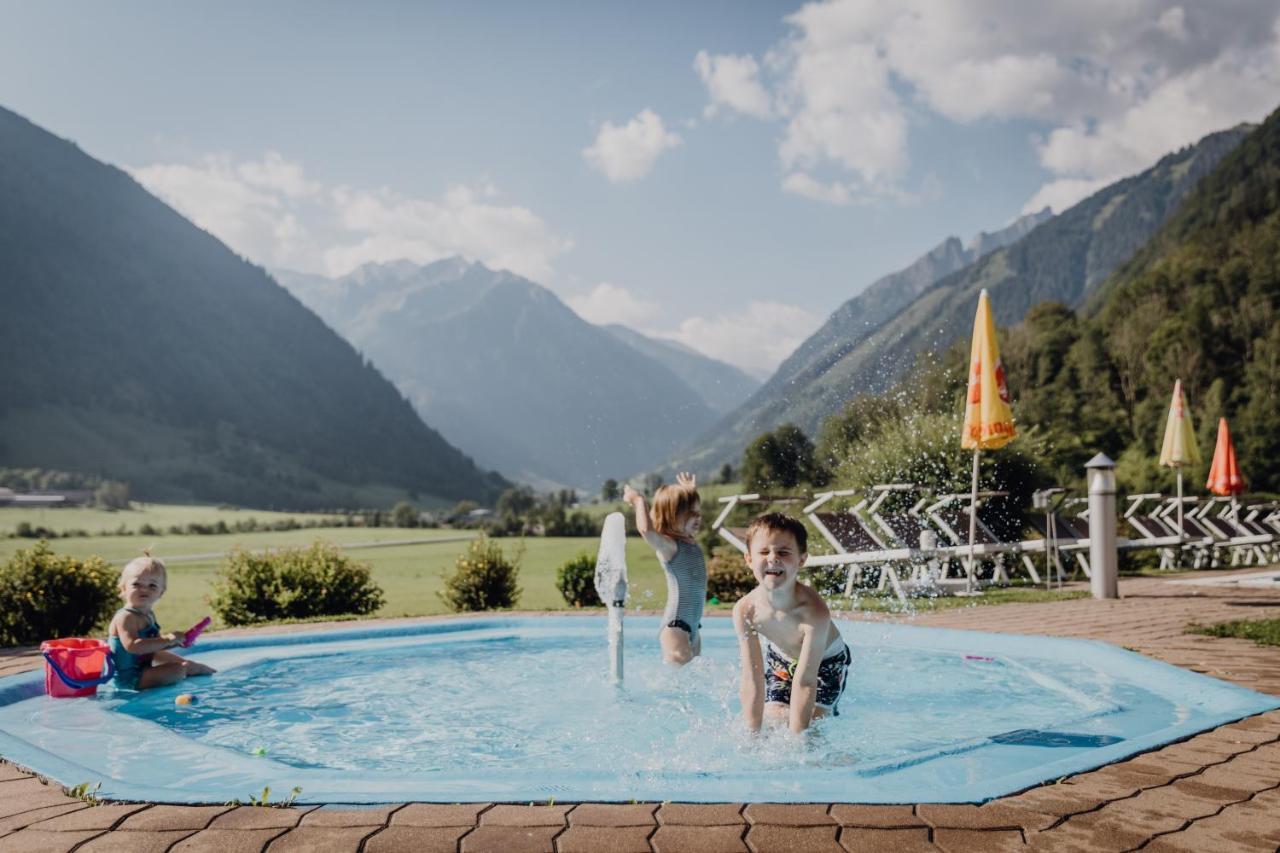 Отель Feriendorf Ponyhof Fusch an der Grossglocknerstrasse Экстерьер фото